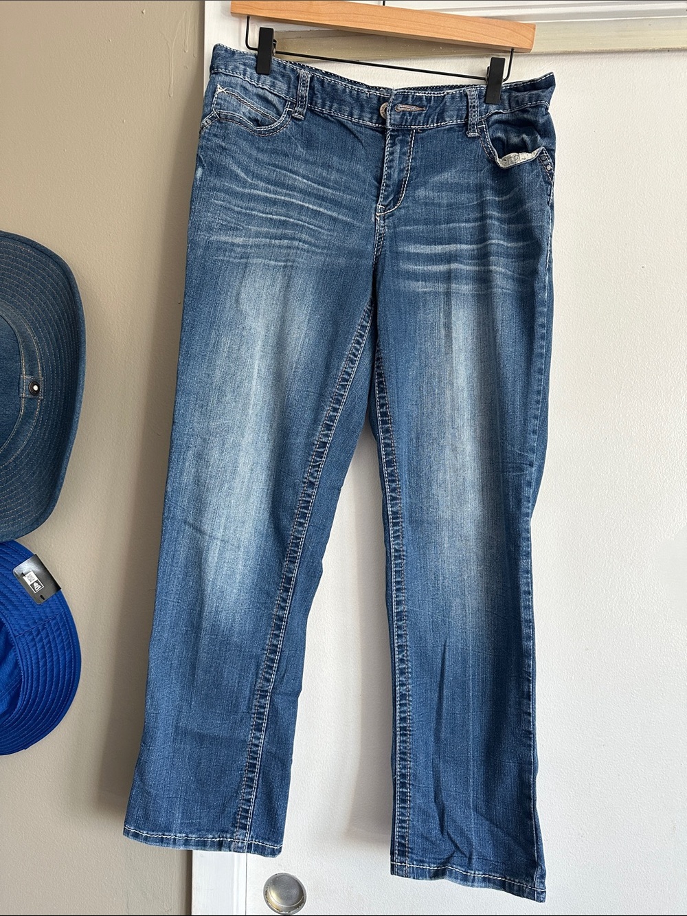 Women’s Straight-Leg Jeans in Washed Blue Denim